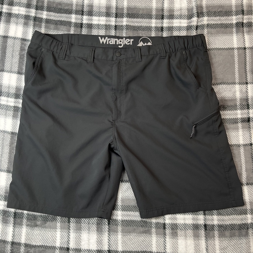 Wrangler ATG Shorts Mens 48 Black Cargo Zip All Terrain Gear Utility Outdoor